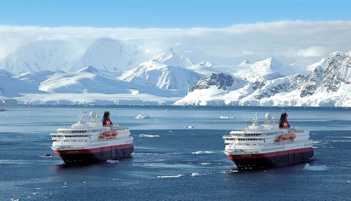 Barcos De Hurtigruten En Antártida.