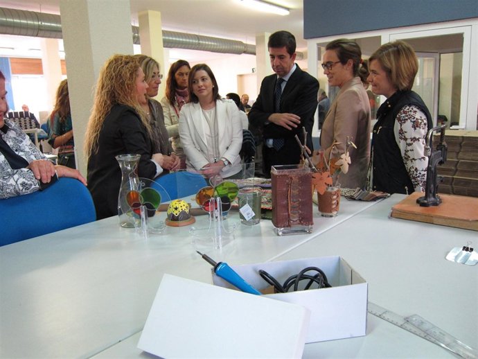 Gamarra y Corres escuchan las explicaciones de Ercilla, en la visita