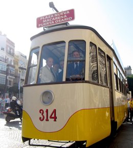 El alcalde de Sevilla, Juan Ignacio Zoido, en un tranvía