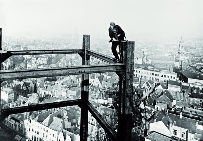 Obrero trabajando en la Torre Boerentoren de Amberes