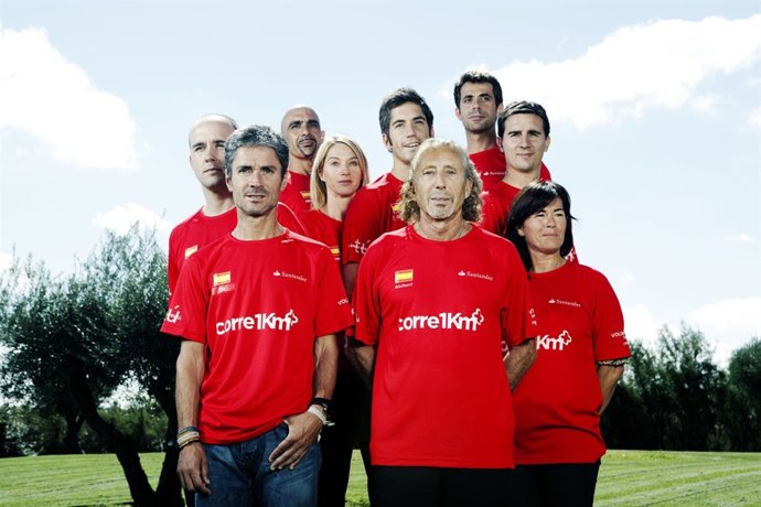 Los ocho trabajadores del Banco Santander que participarán en el proyecto