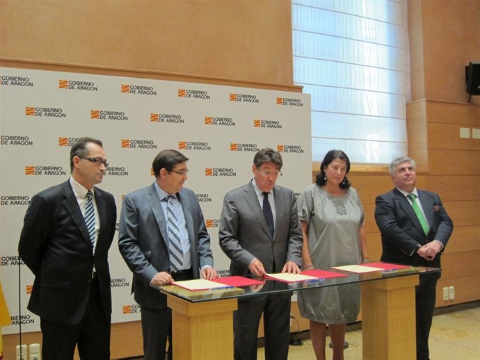 Firma del convenio para apoyar al sector textil y de la confección.