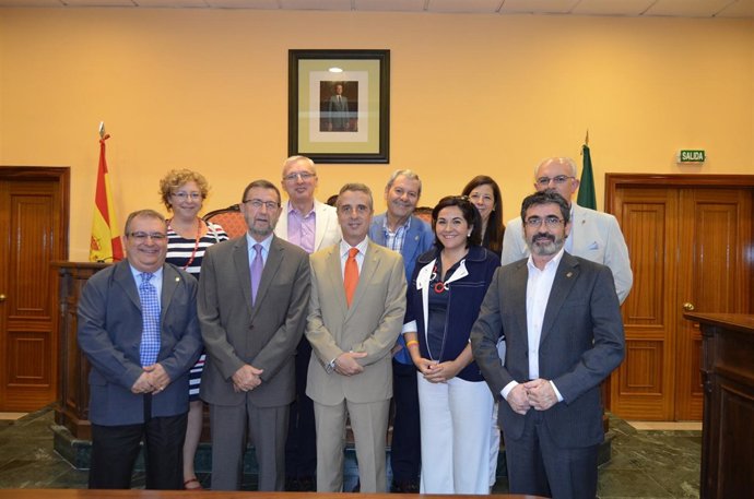 Gracia (2º izda.) con el alcalde y miembros de la Corporación lucentina