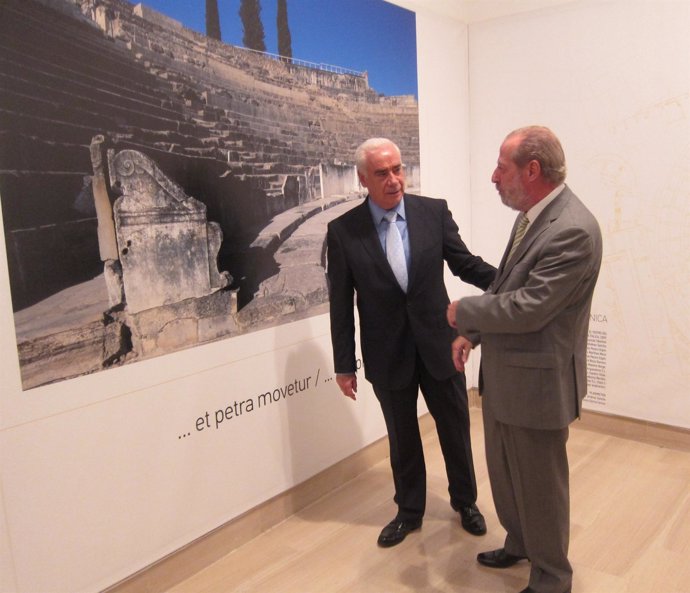 Alonso y Villalobos inauguran una exposición sobre la recuperación de Itálica
