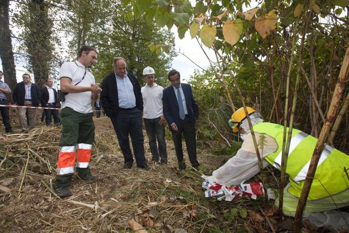 Javier Fernández e Ildefonso Calderon visitan la restauración del Besaya