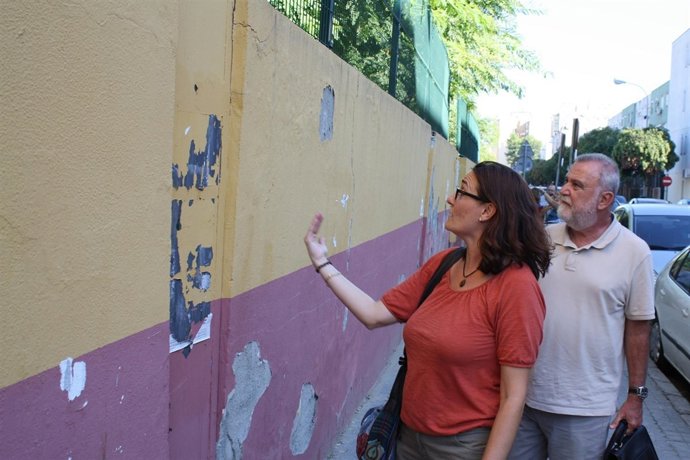 Torrijos inspecciona el muro.
