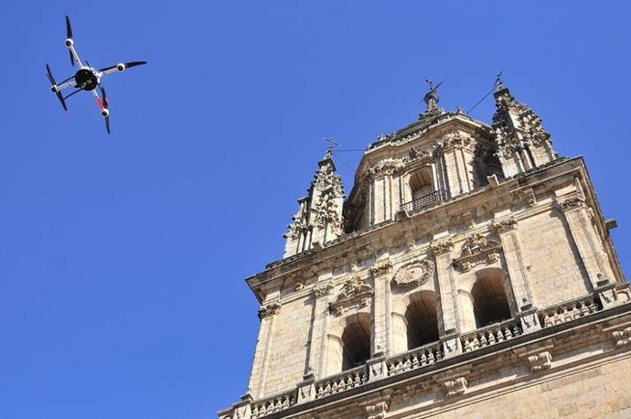 Un helicóptero sobrevuela la catedral salmantina