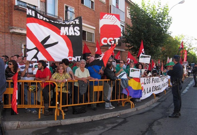 Los manifestantes más madrugadores esperan la llegada de las autoridades