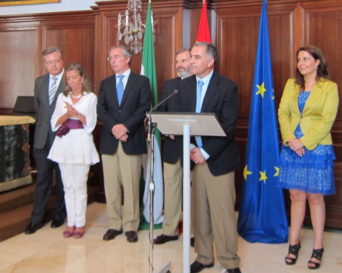 El subdelegado del Gobierno en Granada junto a Crespo y otros subdelegados