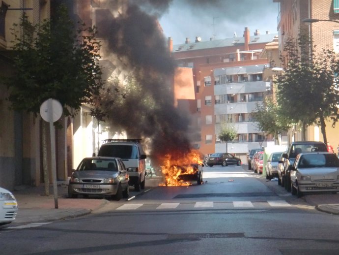 Vehículo quemándose en Calahorra