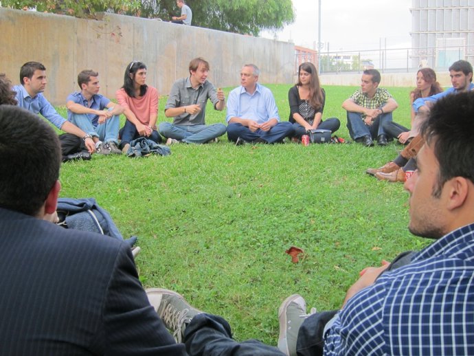 Acto de Pere Navarro (PSC) con estudiantes Erasmus