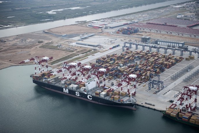 Terminal Best De Tercat En El Puerto De Barcelona