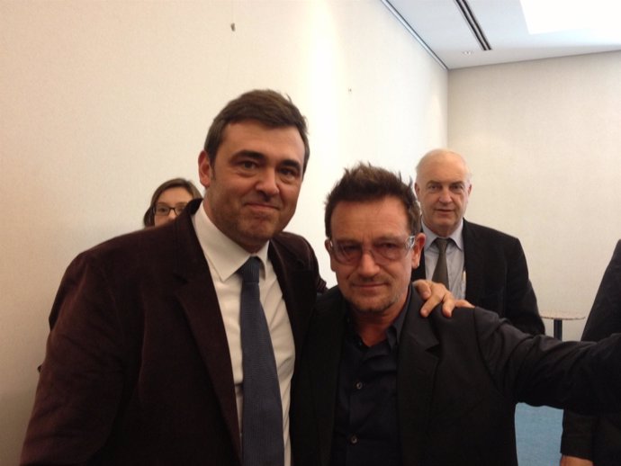 El eurodiputado socialista cántabro Ricardo Cortés, con el líder de U2, Bono