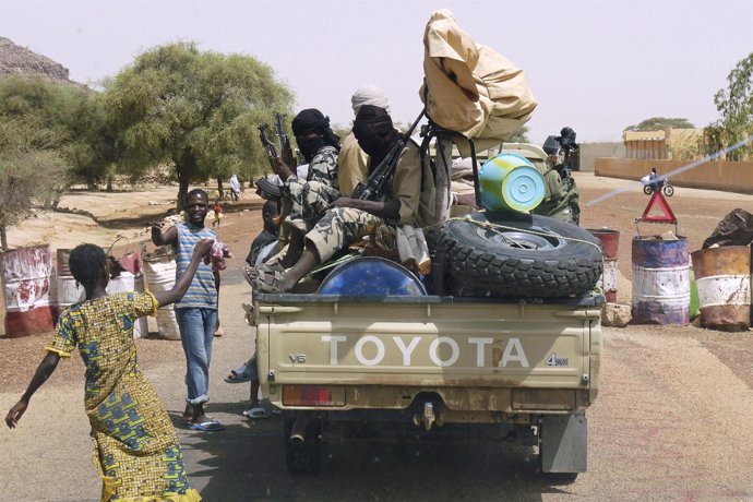 Milicianos islamistas circulan por una calle en el norte de Malí
