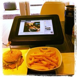 IPad junto a una hamburguesa