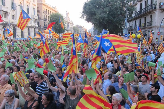 Gran manifestación independentista en el centro de Barcelona en la Diada. 11 de 