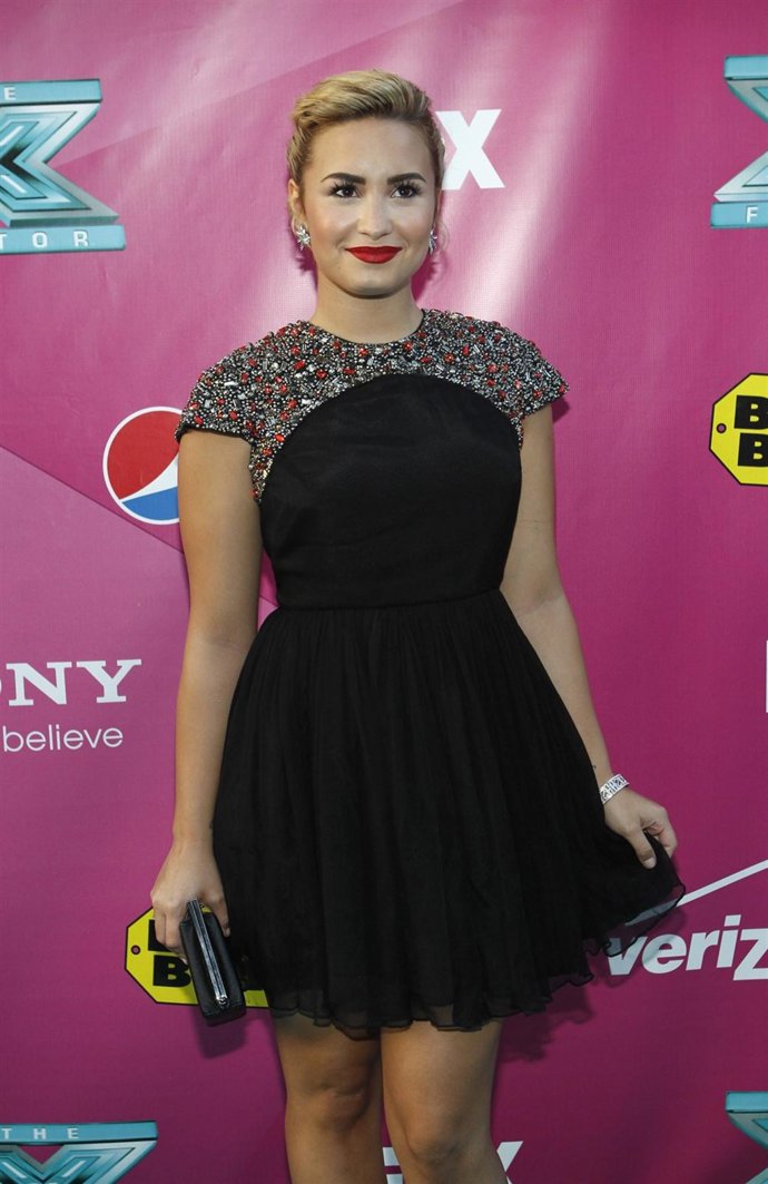 Posado de Demi Lovato con vestido negro 
