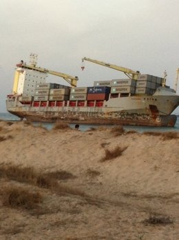 Dunas De El Saler Con Uno De Los Buques Encallados Al Fondo