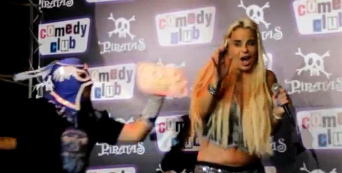 Leticia Sabater recibe un tartazo en la presentación de su single en Barcelona 