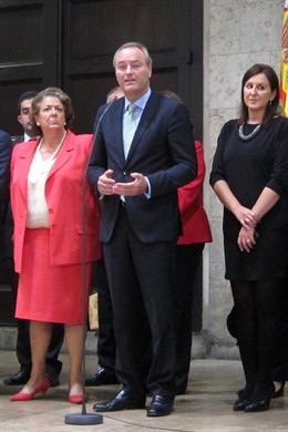 Alberto Fabra Atiende A Los Medios En Presencia De Barberá Y Catalá.