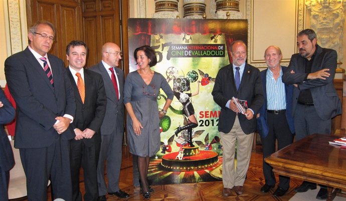 Autoridades asistentes a la presentación de la 57 Seminci