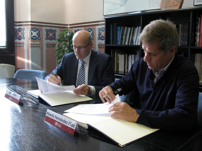 Carles Grau y  Alberto Fernández firman el acuerdo entre ambas instituciones