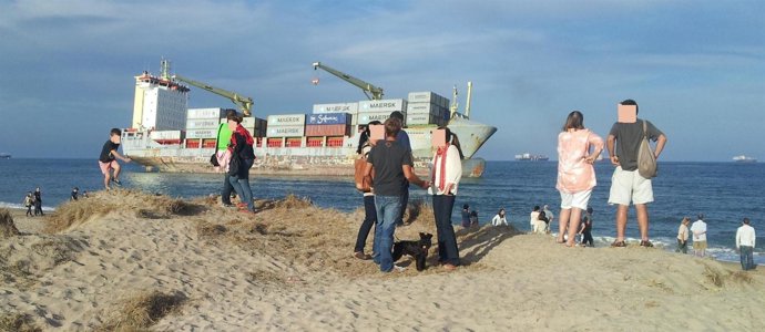 Dunas De El Saler, Con Uno De Los Barcos Encalllados Al Fondo