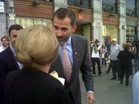 El Príncipe sorprende a los madrileños paseando a pie por el centro de Madrid con motivo del 'Día de la Banderita'