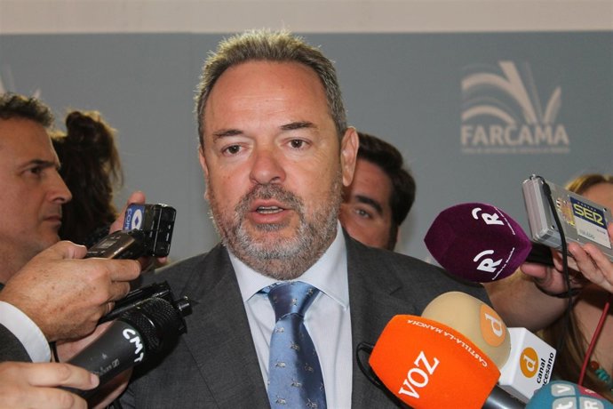 Labrador atiende a los medios en Farcama