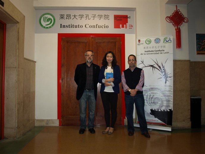 Wang Jinwei, autora de la tesis, en el centro