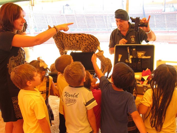 Escolares Escuchan Las Explicaciones De Un Agente De La Guardia Civil. 