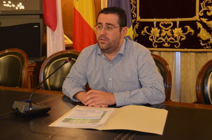 El diputado en rueda de prensa