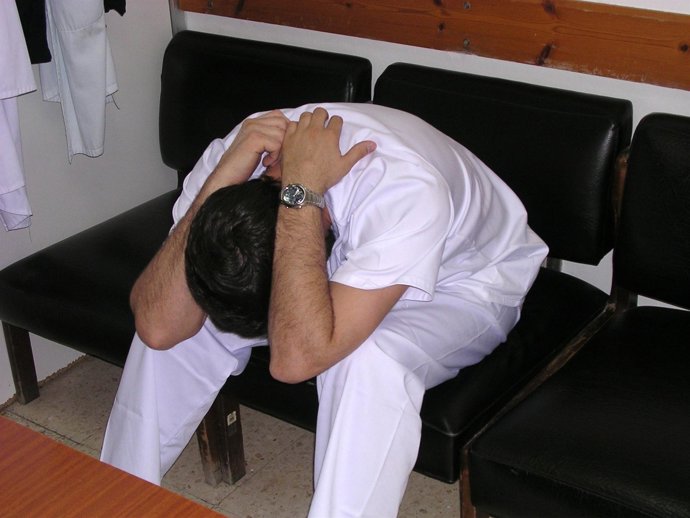 Un sanitario estresado