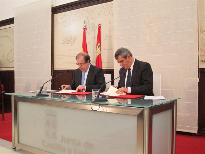 Herera (D) Y Villarrubia (I) Firman El Acuerdo Básico