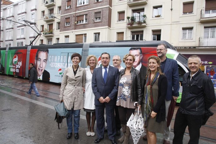Xavier Agirre (PNV) en el tranvía de Vitoria.