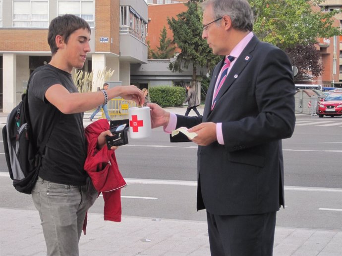 Martínez Bermejo colabora con Cruz Roja en el Día de la Banderita