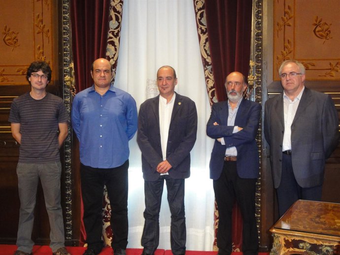 Hitzarmena sinatu duten erakundeetako ordezkariak