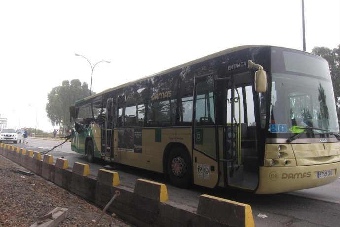 El autobús siniestrado en Huelva.