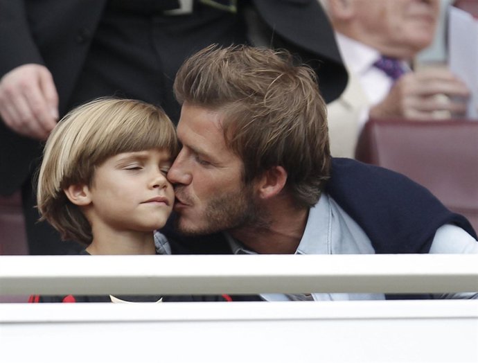 David Beckham besa a su hijo Romeo 
