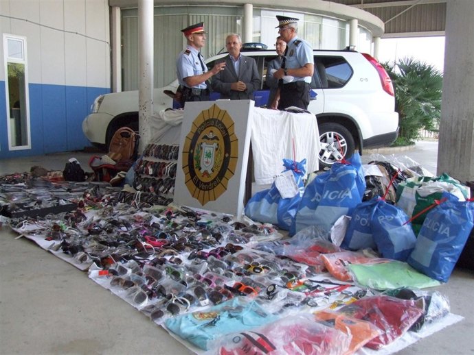 Material decomisado de 'top manta' en el Vendrell