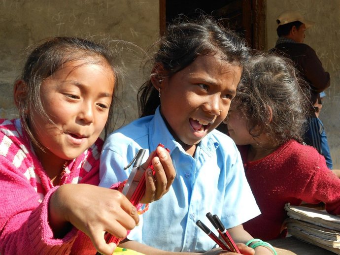 Niñas de Nepal recibiendo con material escolar