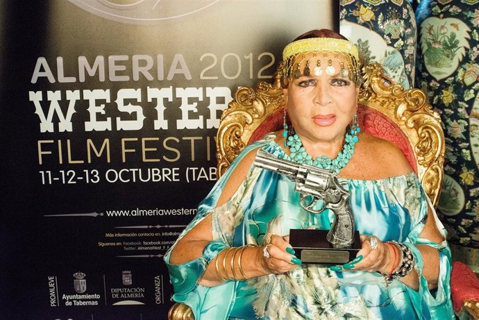 Sara Montiel Con El Premio Del Festival En La Mano