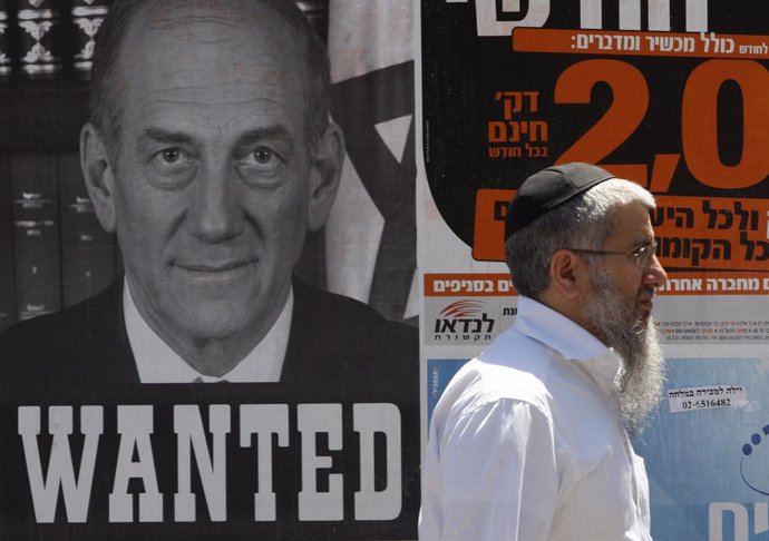 Cartel en la calle contra el ex primer ministro israelí Ehud Olmert 