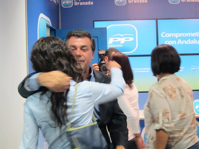 El hasta ahora alcalde de Otura, Ignacio Fernández Sanz, abraza a una edil