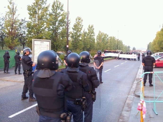 Manifestación de estudiantes en la UAB ante presencia policial