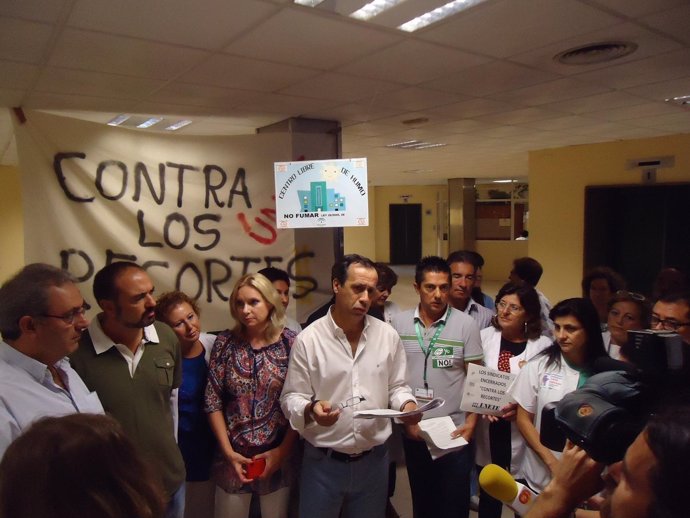 Miembros de la plataforma sindical en el encierro del Hospital Torrecárdenas