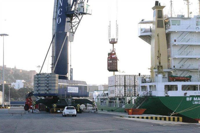 Carga de mercancías en el Puerto de Almería 