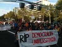 Decenas de estudiantes cortan la Diagonal de Barcelona contra los recortes