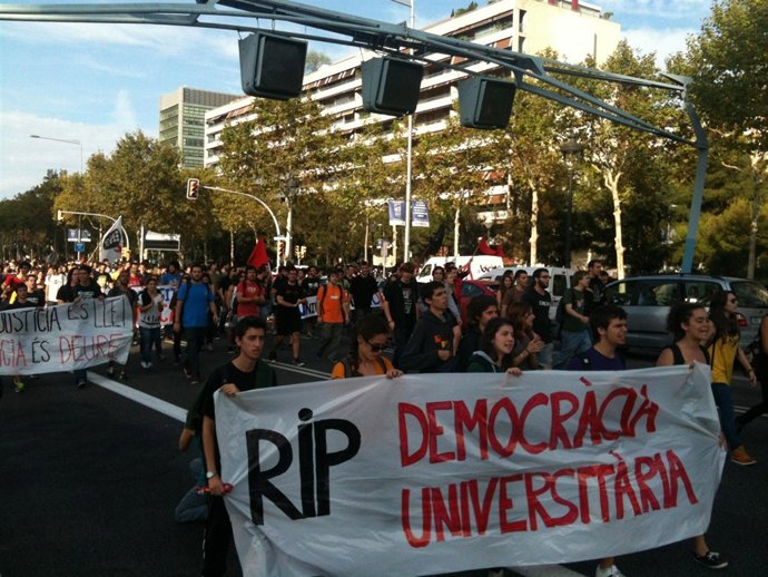 Estudiantes cortan la avenida Diagonal de Barcelona
