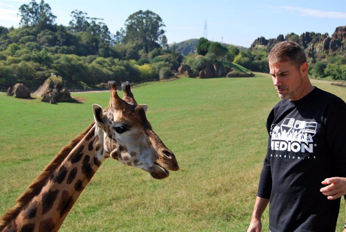 El bloguero Diego Pons visita en el parque de Cabarceno